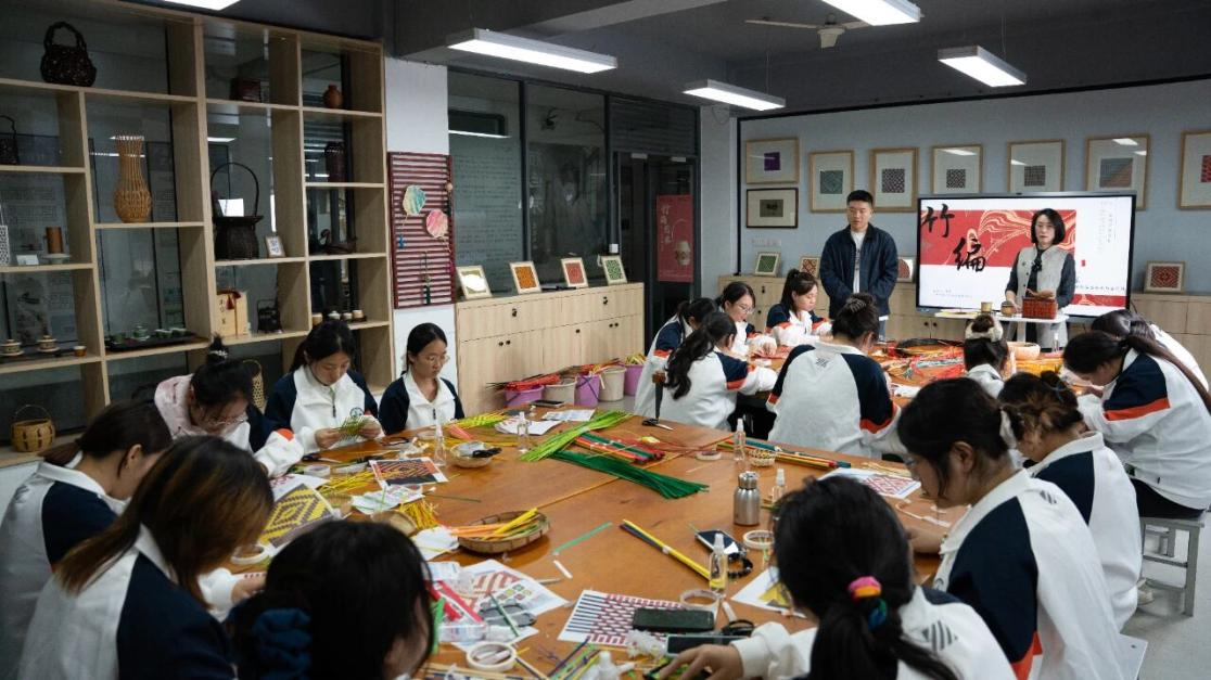 为非遗“添彩”，为青春“赋能”：江苏建院的文化育人新实践
